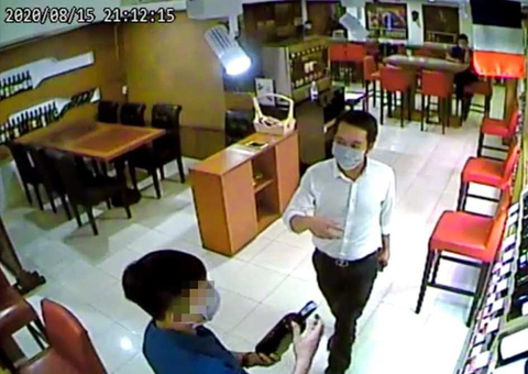 Bắt nghi phạm chuyên lừa đảo mua điện thoại, rượu ở TP.HCM - Ảnh 1. Bắt nghi phạm chuyên lừa đảo mua điện thoại, rượu ở TP.HCM - Ảnh 1.