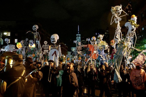 COVID-19 phủ bóng đen lên không khí chờ đón Halloween - Ảnh 1. COVID-19 phủ bóng đen lên không khí chờ đón Halloween - Ảnh 1.