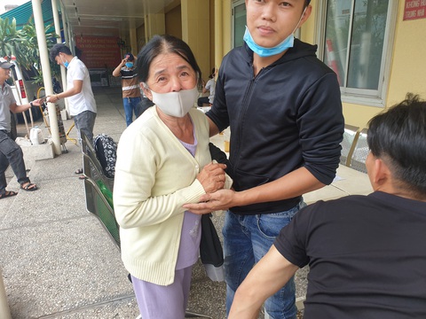 Ảnh còn nói một xíu nữa anh về rồi hai vợ chồng mình nấu cơm ăn, vậy mà... - Ảnh 4. Ảnh còn nói một xíu nữa anh về rồi hai vợ chồng mình nấu cơm ăn, vậy mà... - Ảnh 4.