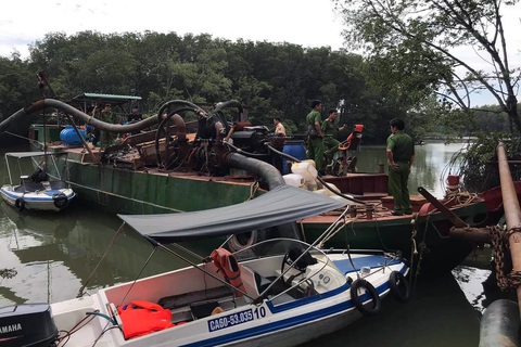 Bắt thuyền và sà lan dùng 20 vòi rồng hút cát từ sông Đồng Nai - Ảnh 1. Bắt thuyền và sà lan dùng 20 vòi rồng hút cát từ sông Đồng Nai - Ảnh 1.