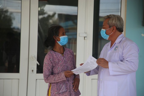 Bệnh nhân tái dương tính COVID-19 đã được cho xuất viện - Ảnh 3. Bệnh nhân tái dương tính COVID-19 đã được cho xuất viện - Ảnh 3.