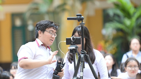 Cho học sinh dùng điện thoại trong lớp: Có thể làm khó giáo viên, cần quy định cụ thể hơn - Ảnh 2. Cho học sinh dùng điện thoại trong lớp: Có thể làm khó giáo viên, cần quy định cụ thể hơn - Ảnh 2.