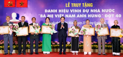 TP.HCM truy tặng danh hiệu cho 41 bà mẹ Việt Nam anh hùng - Ảnh 1. TP.HCM truy tặng danh hiệu cho 41 bà mẹ Việt Nam anh hùng - Ảnh 1.