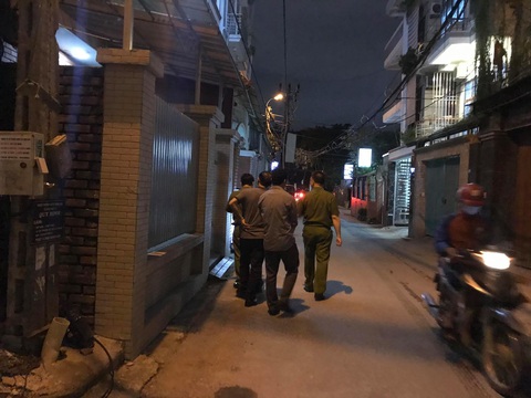 Khám xét cùng lúc nhà cựu giám đốc, phó giám đốc Bệnh viện Bạch Mai - Ảnh 2. Khám xét cùng lúc nhà cựu giám đốc, phó giám đốc Bệnh viện Bạch Mai - Ảnh 2.