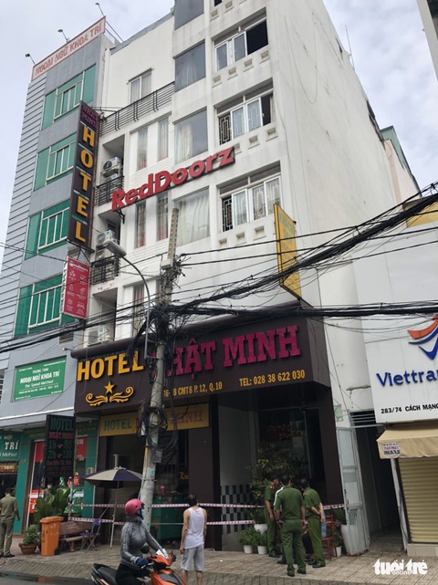 Cháy khách sạn lúc rạng sáng, 1 người chết, 1 người bị thương - Ảnh 1. Cháy khách sạn lúc rạng sáng, 1 người chết, 1 người bị thương - Ảnh 1.