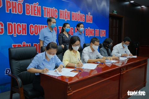 Đà Nẵng: Doanh nghiệp du lịch ký cam kết phòng dịch COVID-19 trước khi mở cửa - Ảnh 1. Đà Nẵng: Doanh nghiệp du lịch ký cam kết phòng dịch COVID-19 trước khi mở cửa - Ảnh 1.