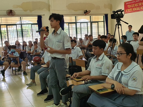 Tụi em dùng điện thoại học, nhưng cũng có lúc lạm dụng chơi game, tán gẫu - Ảnh 1. Tụi em dùng điện thoại học, nhưng cũng có lúc lạm dụng chơi game, tán gẫu - Ảnh 1.