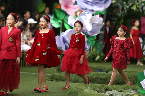 Thành Lộc cùng Minh Tuyết - Cẩm Ly diễn thời trang với hàng trăm thiếu nhi - Ảnh 2. Thành Lộc cùng Minh Tuyết - Cẩm Ly diễn thời trang với hàng trăm thiếu nhi - Ảnh 2.