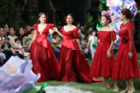 Thành Lộc cùng Minh Tuyết - Cẩm Ly diễn thời trang với hàng trăm thiếu nhi - Ảnh 5. Thành Lộc cùng Minh Tuyết - Cẩm Ly diễn thời trang với hàng trăm thiếu nhi - Ảnh 5.