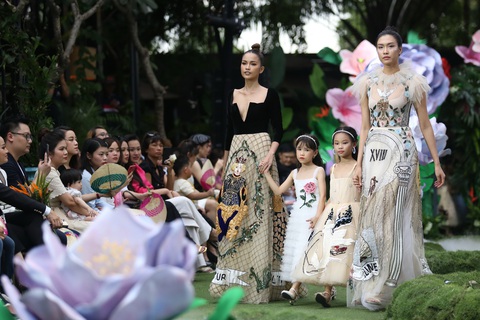 Thành Lộc cùng Minh Tuyết - Cẩm Ly diễn thời trang với hàng trăm thiếu nhi - Ảnh 6. Thành Lộc cùng Minh Tuyết - Cẩm Ly diễn thời trang với hàng trăm thiếu nhi - Ảnh 6.