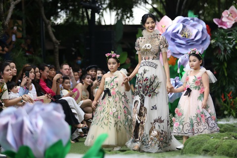 Thành Lộc cùng Minh Tuyết - Cẩm Ly diễn thời trang với hàng trăm thiếu nhi - Ảnh 7. Thành Lộc cùng Minh Tuyết - Cẩm Ly diễn thời trang với hàng trăm thiếu nhi - Ảnh 7.