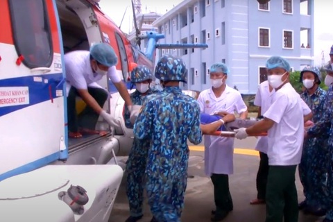 Trực thăng đưa ngư dân bị vỡ phình mạch não vào đất liền cấp cứu - Ảnh 1. Trực thăng đưa ngư dân bị vỡ phình mạch não vào đất liền cấp cứu - Ảnh 1.