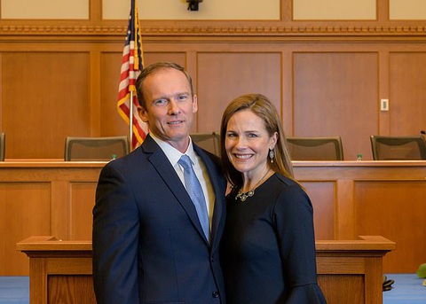 Amy Coney Barrett - người được đề cử làm thẩm phán tòa án tối cao Mỹ là ai? - Ảnh 2. Amy Coney Barrett - người được đề cử làm thẩm phán tòa án tối cao Mỹ là ai? - Ảnh 2.
