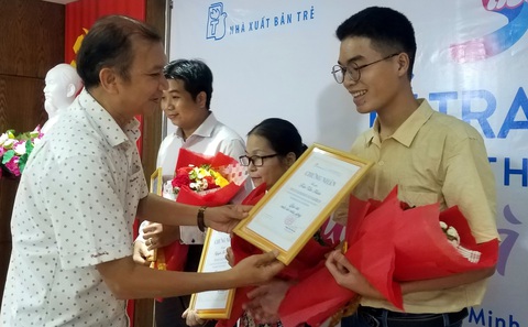 30 năm tập san Áo Trắng: Ươm mầm, nuôi dưỡng tình yêu văn chương - Ảnh 4. 30 năm tập san Áo Trắng: Ươm mầm, nuôi dưỡng tình yêu văn chương - Ảnh 4.