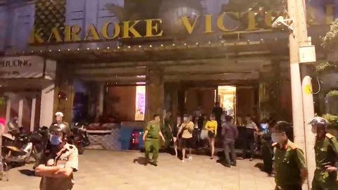 Hơn 100 người tại quán karaoke Victoria ở Bình Tân, 33 người ‘phê’ ma túy - Ảnh 1. Hơn 100 người tại quán karaoke Victoria ở Bình Tân, 33 người ‘phê’ ma túy - Ảnh 1.
