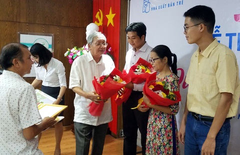 30 năm tập san Áo Trắng: Ươm mầm, nuôi dưỡng tình yêu văn chương - Ảnh 2. 30 năm tập san Áo Trắng: Ươm mầm, nuôi dưỡng tình yêu văn chương - Ảnh 2.