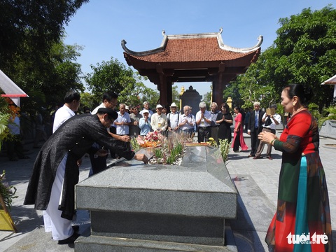 200 năm ngày mất Nguyễn Du: Mỗi tấm lòng đều nghiêng mình trước một thi hào uyên bác - Ảnh 7. 200 năm ngày mất Nguyễn Du: Mỗi tấm lòng đều nghiêng mình trước một thi hào uyên bác - Ảnh 7.