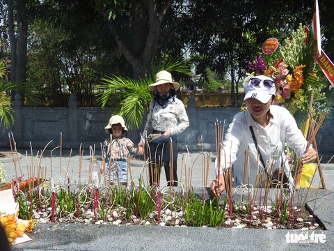 200 năm ngày mất Nguyễn Du: Mỗi tấm lòng đều nghiêng mình trước một thi hào uyên bác - Ảnh 9. 200 năm ngày mất Nguyễn Du: Mỗi tấm lòng đều nghiêng mình trước một thi hào uyên bác - Ảnh 9.