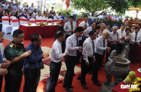 200 năm ngày mất Nguyễn Du: Mỗi tấm lòng đều nghiêng mình trước một thi hào uyên bác - Ảnh 2. 200 năm ngày mất Nguyễn Du: Mỗi tấm lòng đều nghiêng mình trước một thi hào uyên bác - Ảnh 2.