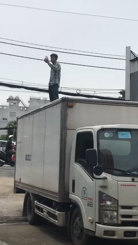 Một thanh niên cầm cây leo lên mui xe tải đòi uýnh người qua lại - Ảnh 2. Một thanh niên cầm cây leo lên mui xe tải đòi uýnh người qua lại - Ảnh 2.