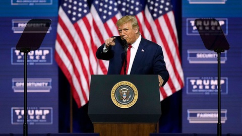Người vứt phiếu bầu ông Trump vào thùng rác là nhân viên thời vụ - Ảnh 1. Người vứt phiếu bầu ông Trump vào thùng rác là nhân viên thời vụ - Ảnh 1.