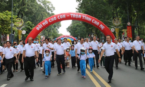 Phó thủ tướng Trương Hòa Bình đi bộ vận động đội mũ bảo hiểm cho trẻ em - Ảnh 1. Phó thủ tướng Trương Hòa Bình đi bộ vận động đội mũ bảo hiểm cho trẻ em - Ảnh 1.