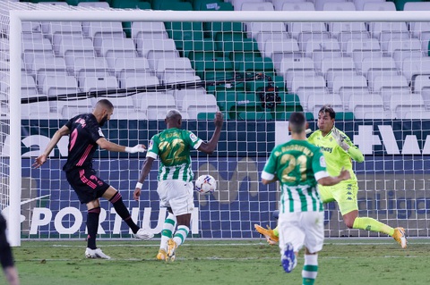 Real Madrid thắng 10 người của Betis nhờ... quả phạt 11m phút 83 - Ảnh 2. Real Madrid thắng 10 người của Betis nhờ... quả phạt 11m phút 83 - Ảnh 2.