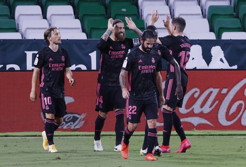 Real Madrid thắng 10 người của Betis nhờ... quả phạt 11m phút 83 - Ảnh 1. Real Madrid thắng 10 người của Betis nhờ... quả phạt 11m phút 83 - Ảnh 1.