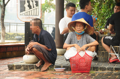Người điên nổi tiếng ở Hội An và người mẹ già 50 năm theo bước chân con - Ảnh 1. Người điên nổi tiếng ở Hội An và người mẹ già 50 năm theo bước chân con - Ảnh 1.