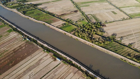 Miền Tây lo trữ nước ngọt ngay giữa mùa mưa - Ảnh 1. Miền Tây lo trữ nước ngọt ngay giữa mùa mưa - Ảnh 1.