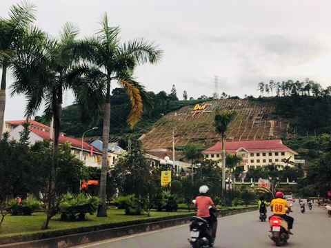 Hòa Bình kiểm tra vụ dựng khẩu hiệu hơn 10 tỉ trên đồi Ông Tượng - Ảnh 1. Hòa Bình kiểm tra vụ dựng khẩu hiệu hơn 10 tỉ trên đồi Ông Tượng - Ảnh 1.