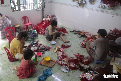 Mưu sinh với chiếc lồng đèn trung thu - Ảnh 1. Mưu sinh với chiếc lồng đèn trung thu - Ảnh 1.