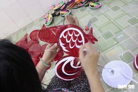 Mưu sinh với chiếc lồng đèn trung thu - Ảnh 4. Mưu sinh với chiếc lồng đèn trung thu - Ảnh 4.