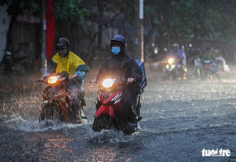 Nam Bộ mưa lớn vào chiều tối, hạn chế ra đường khi mưa gió - Ảnh 1. Nam Bộ mưa lớn vào chiều tối, hạn chế ra đường khi mưa gió - Ảnh 1.