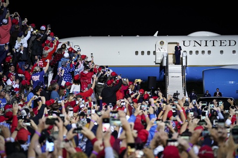 Bầu cử tổng thống Mỹ: Ông Trump hừng hực, Đảng Dân chủ lo - Ảnh 1. Bầu cử tổng thống Mỹ: Ông Trump hừng hực, Đảng Dân chủ lo - Ảnh 1.