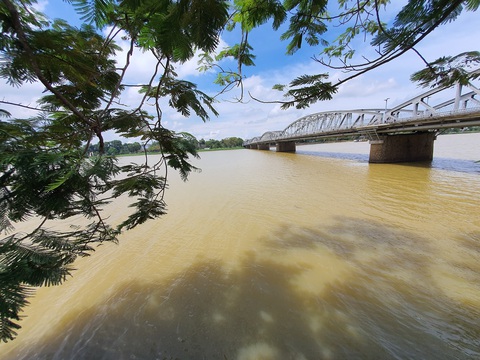 Sông Hương chuyển màu vàng đục khác thường - Ảnh 1. Sông Hương chuyển màu vàng đục khác thường - Ảnh 1.