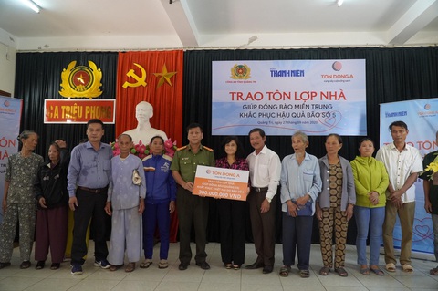 Tôn Đông Á giúp người dân vùng bão lợp lại mái nhà - Ảnh 4. Tôn Đông Á giúp người dân vùng bão lợp lại mái nhà - Ảnh 4.