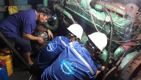 Sửa nhiều tàu cá cho ngư dân ở Trường Sa - Ảnh 2. Sửa nhiều tàu cá cho ngư dân ở Trường Sa - Ảnh 2.