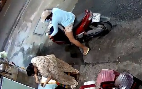 Bà cụ bị người mua nước lấy trộm túi tiền: ‘Không ngờ người lớn dạy trẻ con ăn cắp - Ảnh 3. Bà cụ bị người mua nước lấy trộm túi tiền: ‘Không ngờ người lớn dạy trẻ con ăn cắp - Ảnh 3.