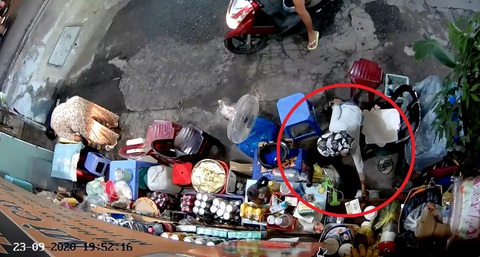 Bà cụ bị người mua nước lấy trộm túi tiền: ‘Không ngờ người lớn dạy trẻ con ăn cắp - Ảnh 2. Bà cụ bị người mua nước lấy trộm túi tiền: ‘Không ngờ người lớn dạy trẻ con ăn cắp - Ảnh 2.