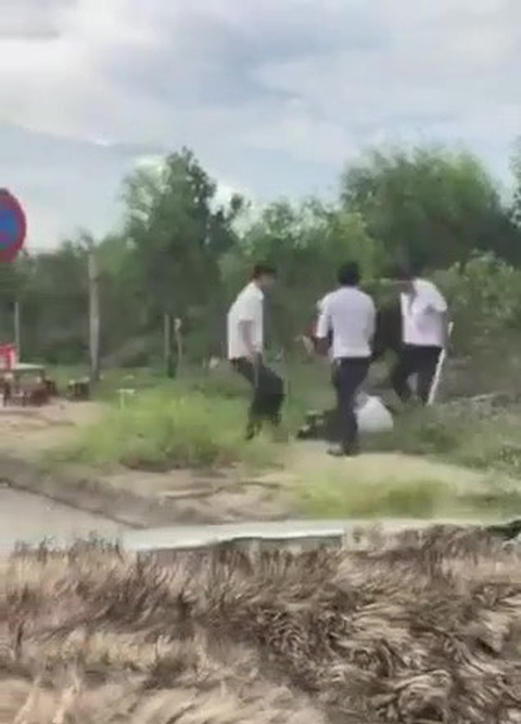 Tài xế taxi Vinasun và Mai Linh đánh nhau như phim ngoài sân bay - Ảnh 2. Tài xế taxi Vinasun và Mai Linh đánh nhau như phim ngoài sân bay - Ảnh 2.