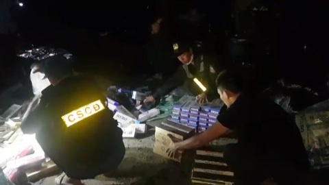 Thu giữ gần 20.000 bao thuốc lá lậu ở bãi đất trống ven đường - Ảnh 1. Thu giữ gần 20.000 bao thuốc lá lậu ở bãi đất trống ven đường - Ảnh 1.