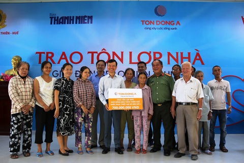 Tôn Đông Á giúp người dân vùng bão lợp lại mái nhà - Ảnh 3. Tôn Đông Á giúp người dân vùng bão lợp lại mái nhà - Ảnh 3.