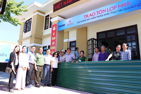 Tôn Đông Á giúp người dân vùng bão lợp lại mái nhà - Ảnh 1. Tôn Đông Á giúp người dân vùng bão lợp lại mái nhà - Ảnh 1.