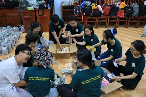 Bánh kẹo Trung thu trong túi giấy tự gấp tặng các em - Ảnh 1. Bánh kẹo Trung thu trong túi giấy tự gấp tặng các em - Ảnh 1.