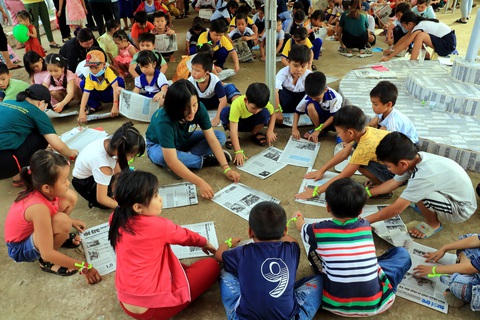 Bánh kẹo Trung thu trong túi giấy tự gấp tặng các em - Ảnh 4. Bánh kẹo Trung thu trong túi giấy tự gấp tặng các em - Ảnh 4.