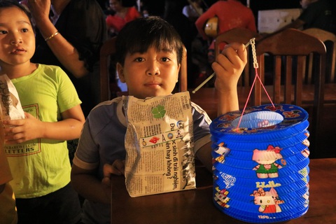 Bánh kẹo Trung thu trong túi giấy tự gấp tặng các em - Ảnh 5. Bánh kẹo Trung thu trong túi giấy tự gấp tặng các em - Ảnh 5.