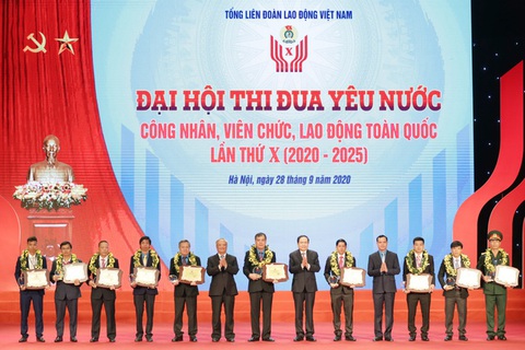 Vinh danh 10 cá nhân xuất sắc tại Đại hội thi đua yêu nước công nhân, viên chức - Ảnh 1. Vinh danh 10 cá nhân xuất sắc tại Đại hội thi đua yêu nước công nhân, viên chức - Ảnh 1.