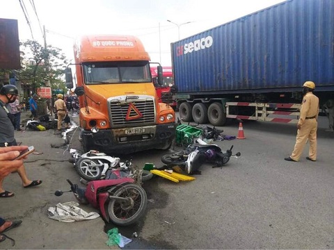 Tài xế container có hơi men gây tai nạn liên hoàn làm 5 người bị thương - Ảnh 1. Tài xế container có hơi men gây tai nạn liên hoàn làm 5 người bị thương - Ảnh 1.