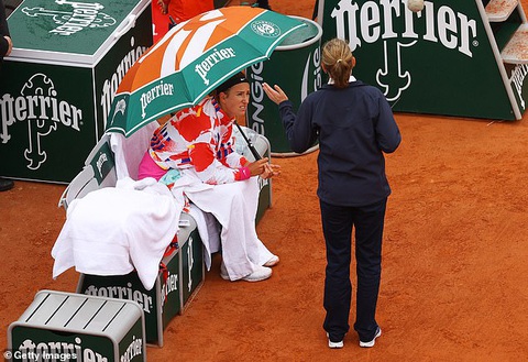 Azarenka tự ý rời sân 45 phút ở Roland Garros vì…. lạnh - Ảnh 1. Azarenka tự ý rời sân 45 phút ở Roland Garros vì…. lạnh - Ảnh 1.